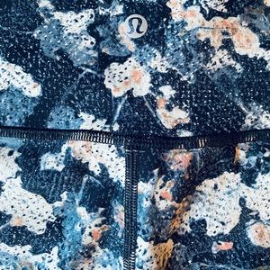 NEW limited edition Lululemon patterned leggings size 8 Nylon/Lycra Elastane